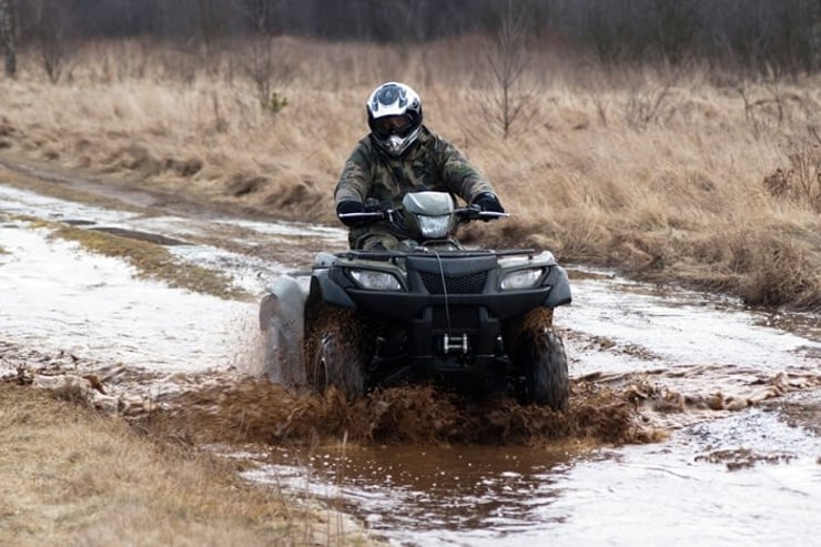 przeprawa quadów przez błoto