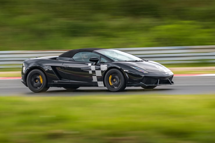 Ujęcie z poziomu podłoża na przód oraz bok Lamborghini