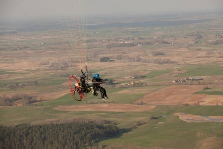 lot motoparalotniowy - lot nad wsią