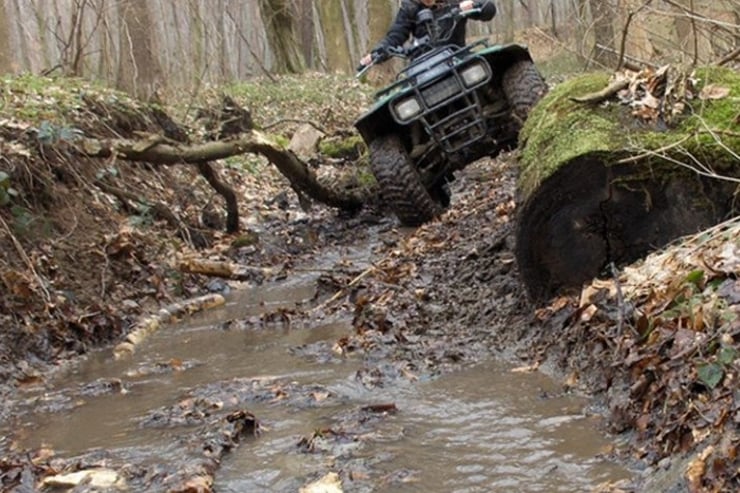 Quad pokonujący przeszkody w terenie