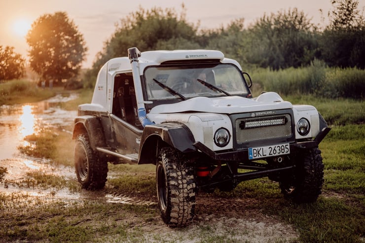 auto terenowe o zachodzie słońca