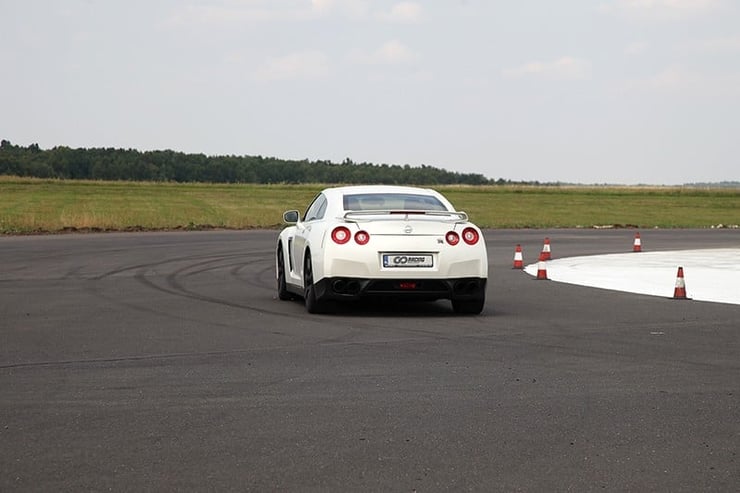 nissan GT-R wchodzący w zakręt