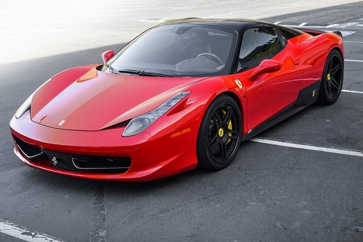 Widok na profil Ferrari 458 Italia