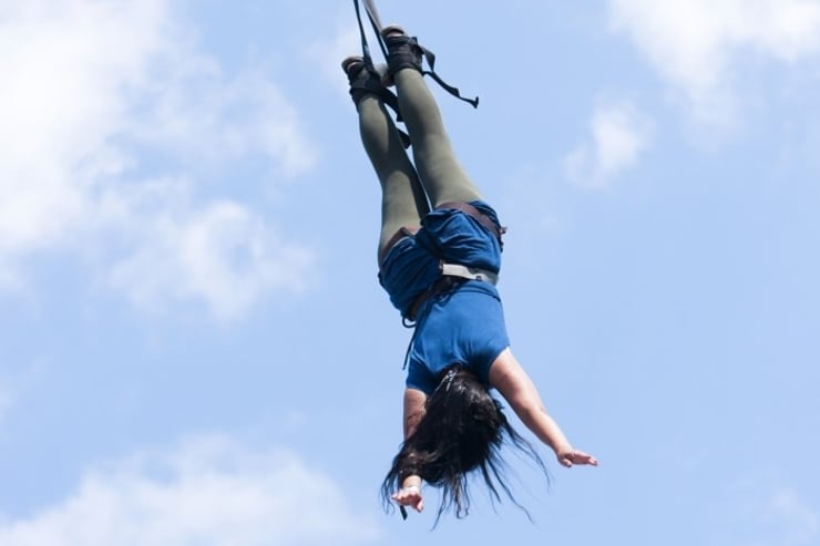 kobieta podczas skoku na bungee