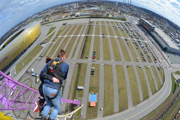 Para skacze na bungee nad stadionem