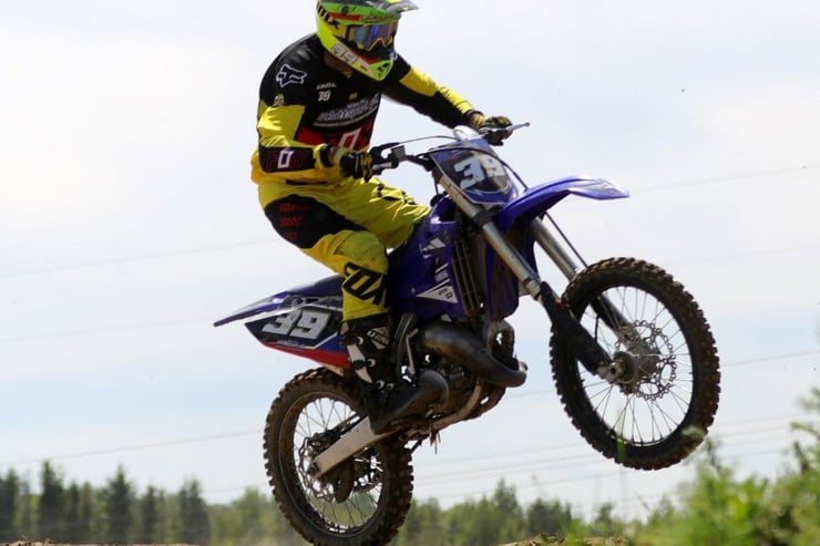 mężczyzna podczas jazdy motocross 