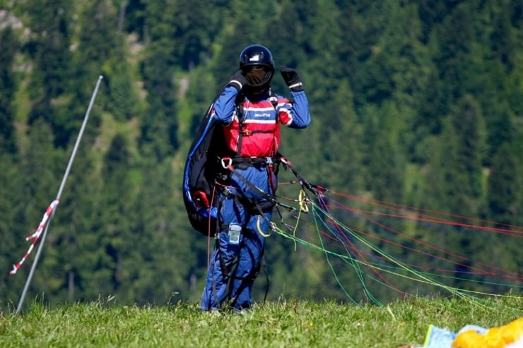 pilot paralotni w pełnym wyposażeniu