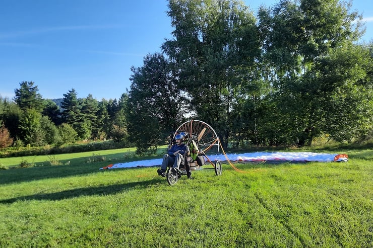 Szykowanie się do lotu motoparalotnią.