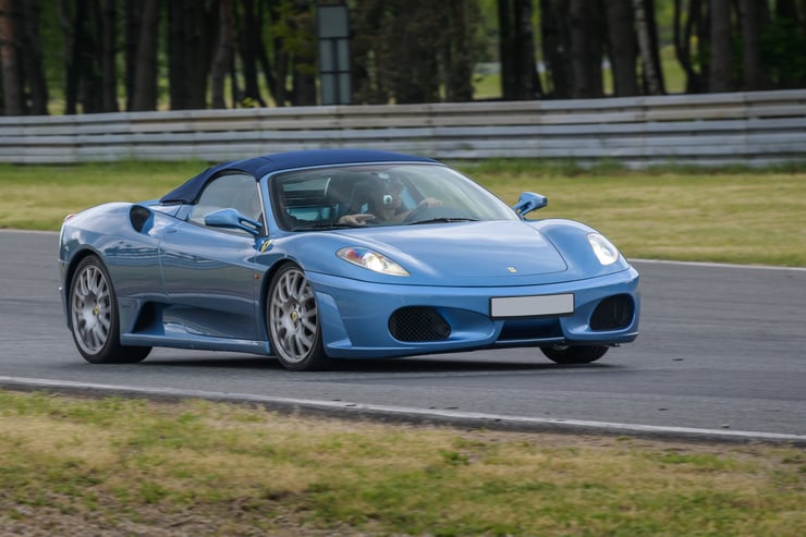 Ferrari F430 na terenie toru wyścigowego