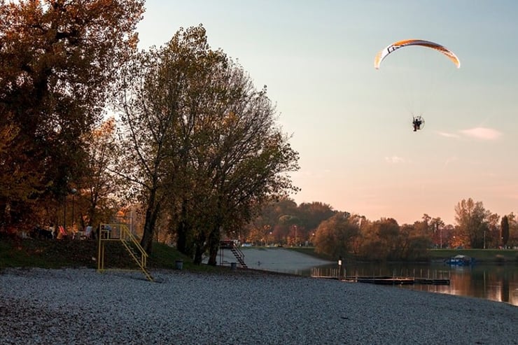 lot motoparalotnią nad jeziorem