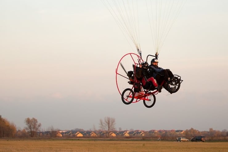 motoparalotnia wzbija się w powietrze