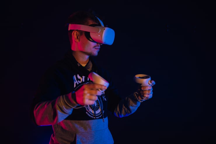 mężczyzna w profesjonalnych okularach VR