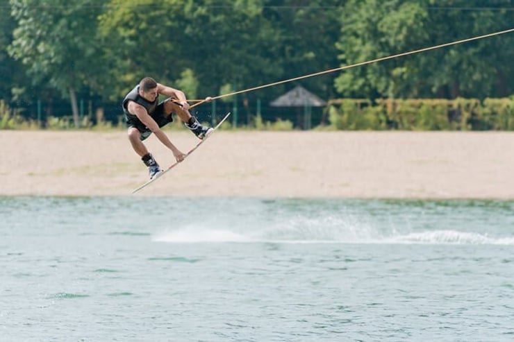 mężczyzna skacze na wakeboardzie