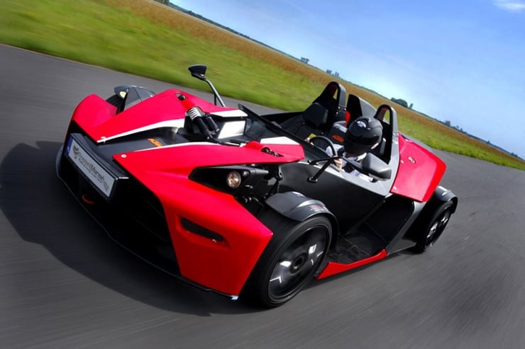 rozpędzony KTM X-BOW na torze