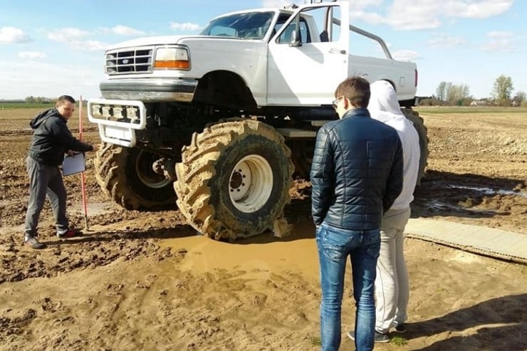 Ludzie obok Monster Truck