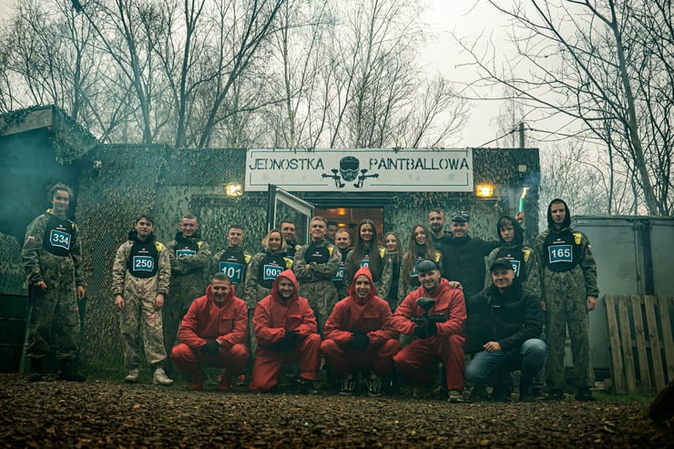 Grupowe zdjęcie graczy paintball