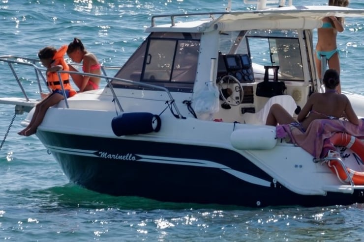 rodzinny rejs łodzią motorową