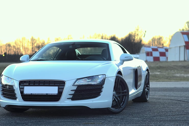 Profil luksusowego Audi R8 na tle nowoczesnego budynku