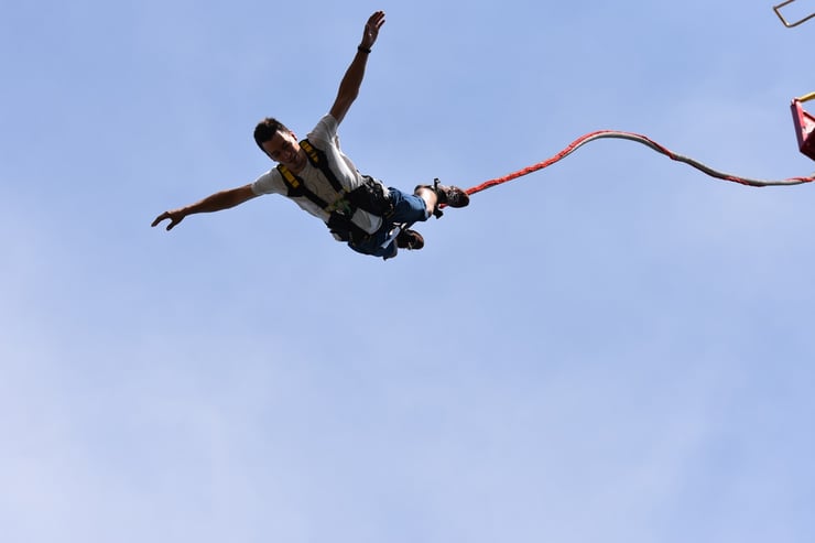 skok na bungee w dźwigu