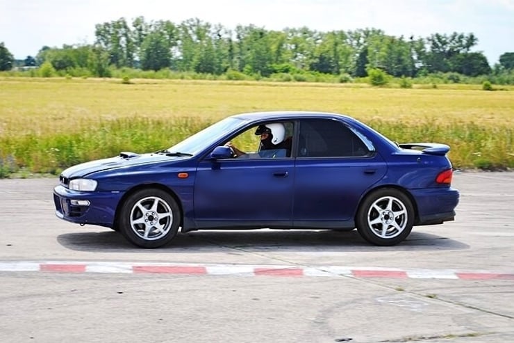 niebieskie subaru impreza sti widok bokiem