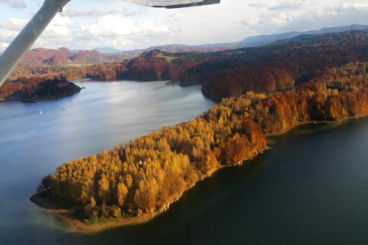 lot nad wodą i lasami