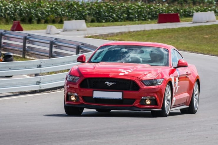 Ford Mustang podczas jazdy na torze