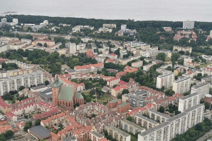 miasto nad morzem widok z góry