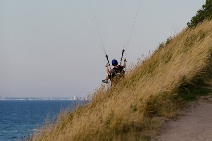 paralotnia lecąca nad plażą