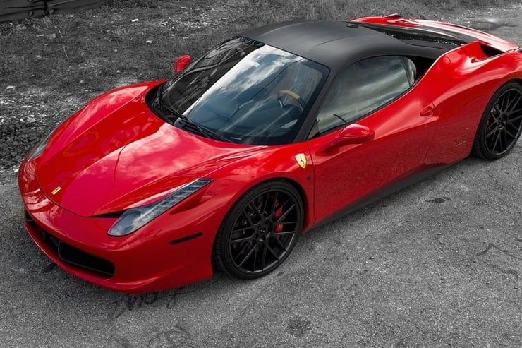 Ujęcie z góry na profil Ferrari 458 Italia