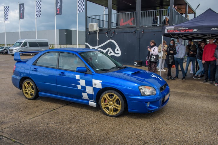 Subaru impreza zaparkowane na torze