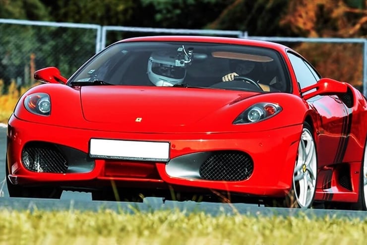 Sportowa sylwetka Ferrari F430 na torze