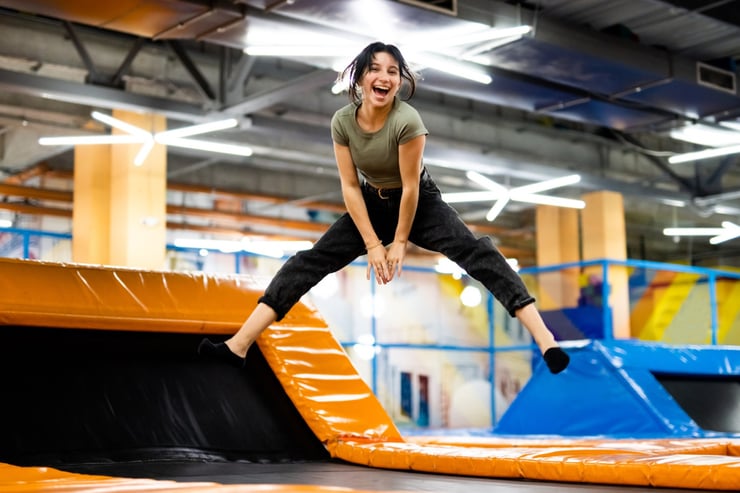 radosna dziewczyna skacze na trampolinie