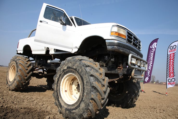 biały ford monster truck