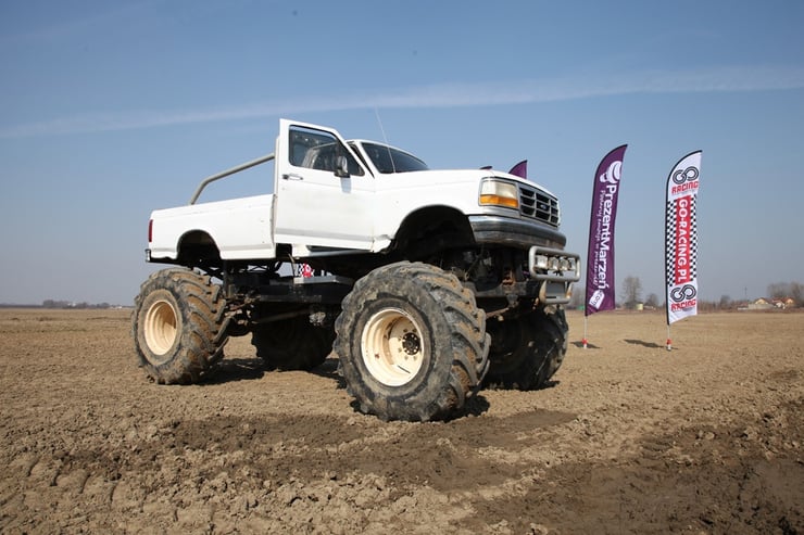 biały ford monster truck widok bokiem