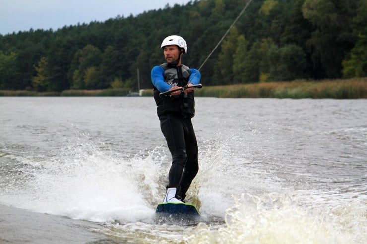 wakeboarding - pływanie na desce