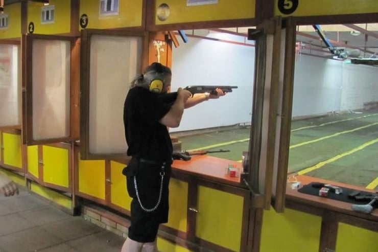 Strzelec celujący z shootguna do celu