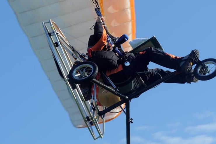 pilot lecący motoparalotnią widok z ziemi