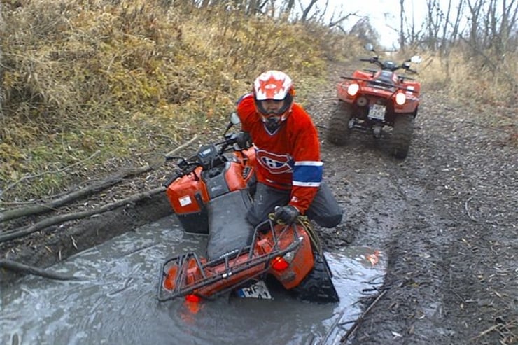 Quad w rowie z wodą