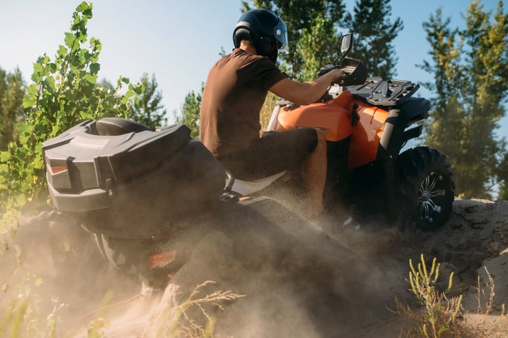 Quad podjeżdżający pod strome wzniesienie