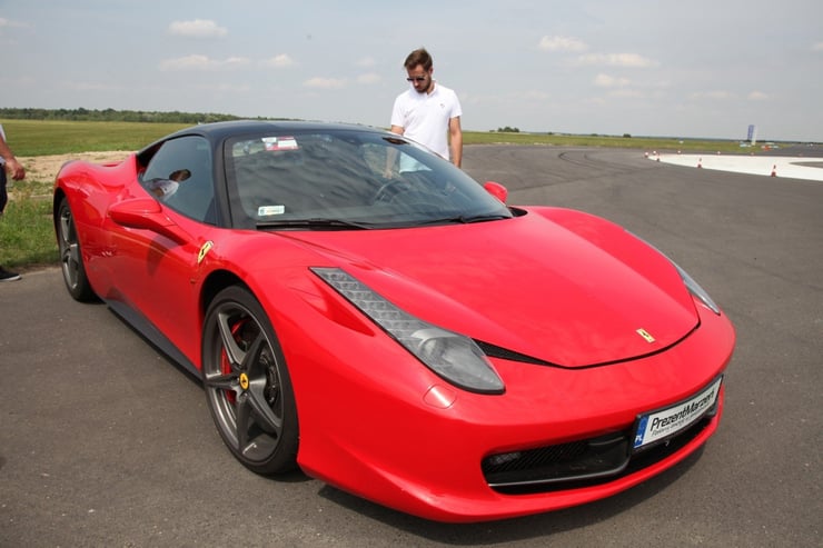 Mężczyzna patrzący na czerwone Ferrari F458