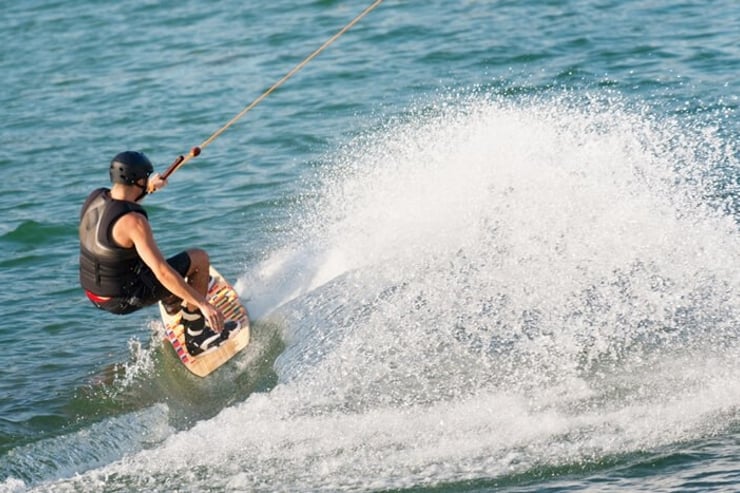 lekcja pływania na wakeboardzie