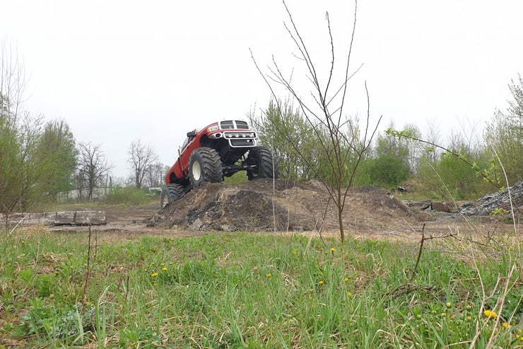 monster truck na górce