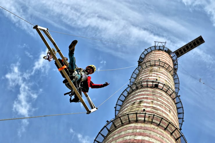 mężczyzna wjeżdża na szczyt wieży big tower w szczecinie