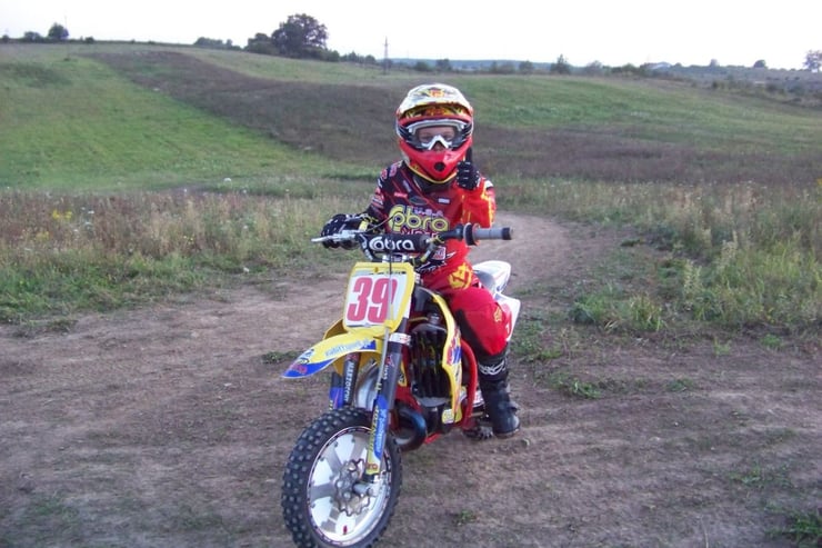 dziecko zadowolone z motocross