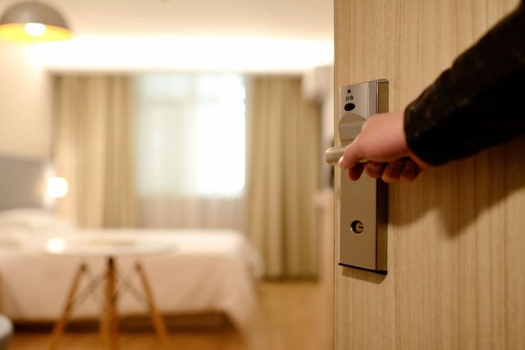 pokój hotelowy zza otwartych drzwi