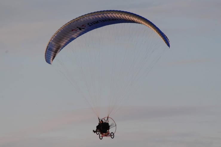 Widok na lecącą motoparalotnie