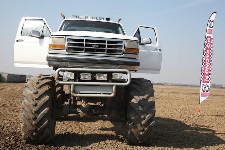 biały monster truck widok przodem