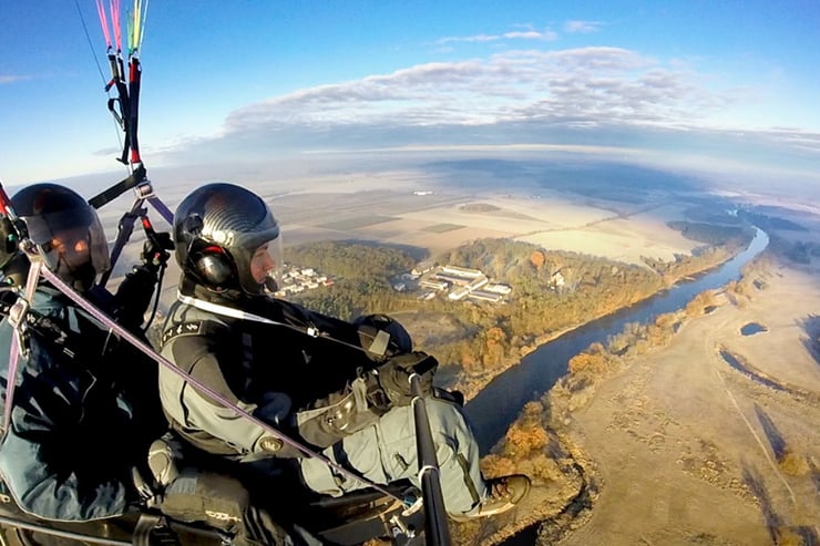 Lot z pilotem, widok na rzeki oraz pola