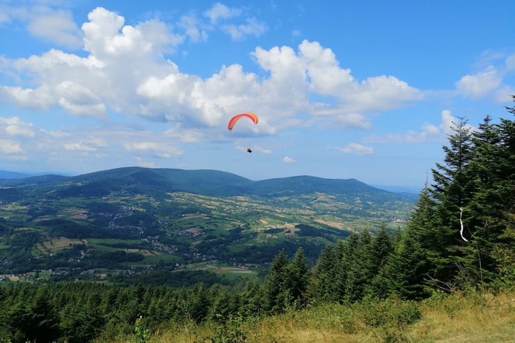 widok latającej paralotni z daleka