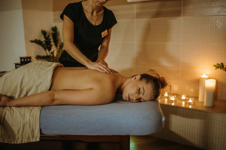 masaż w salonie spa